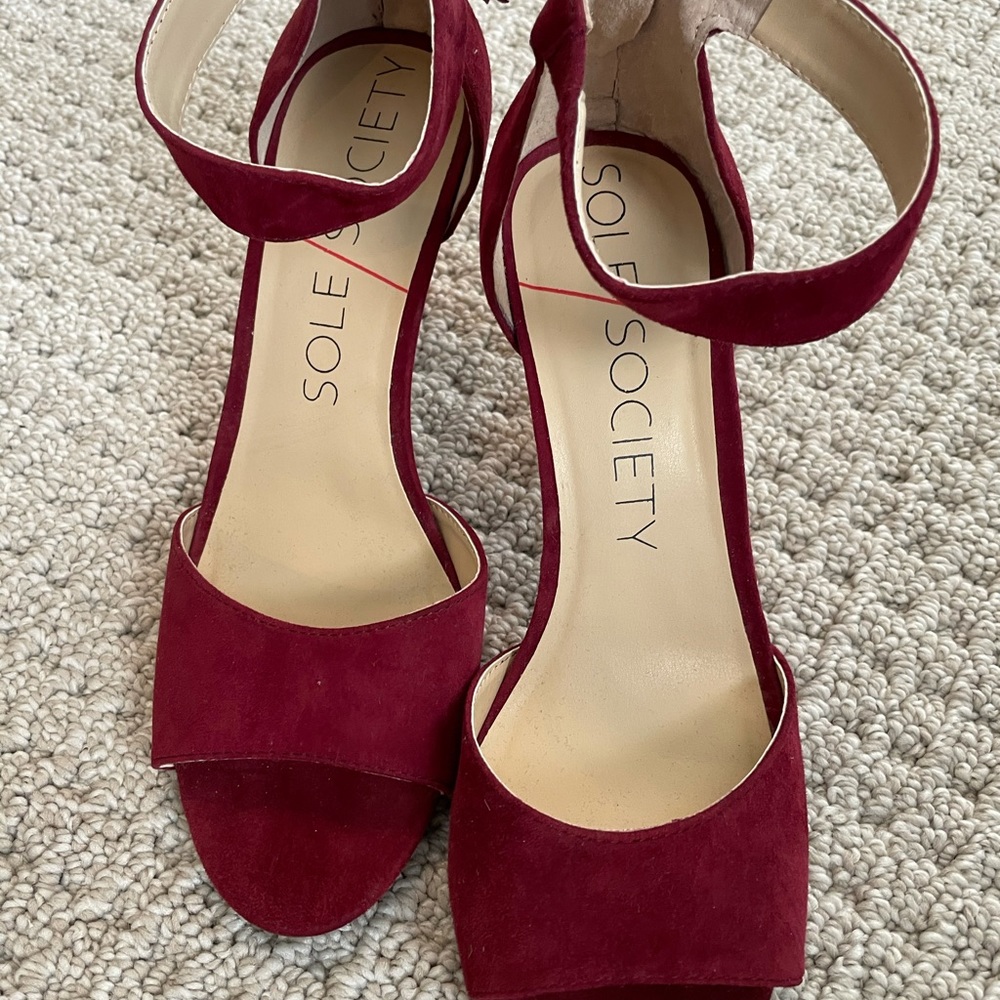 New! Soft burgundy suede heels